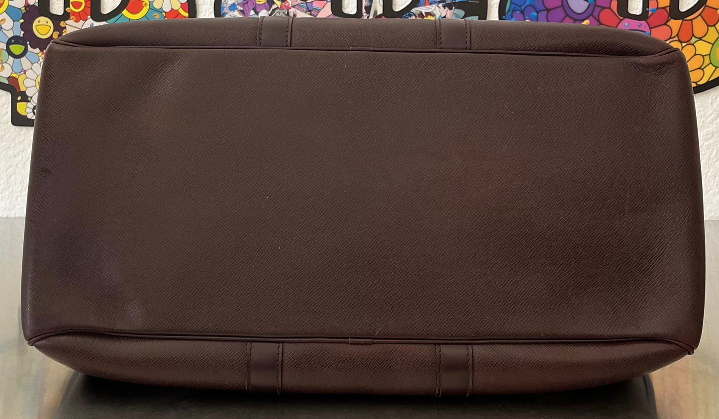 Louis Vuitton Kendall PM Taiga Leder