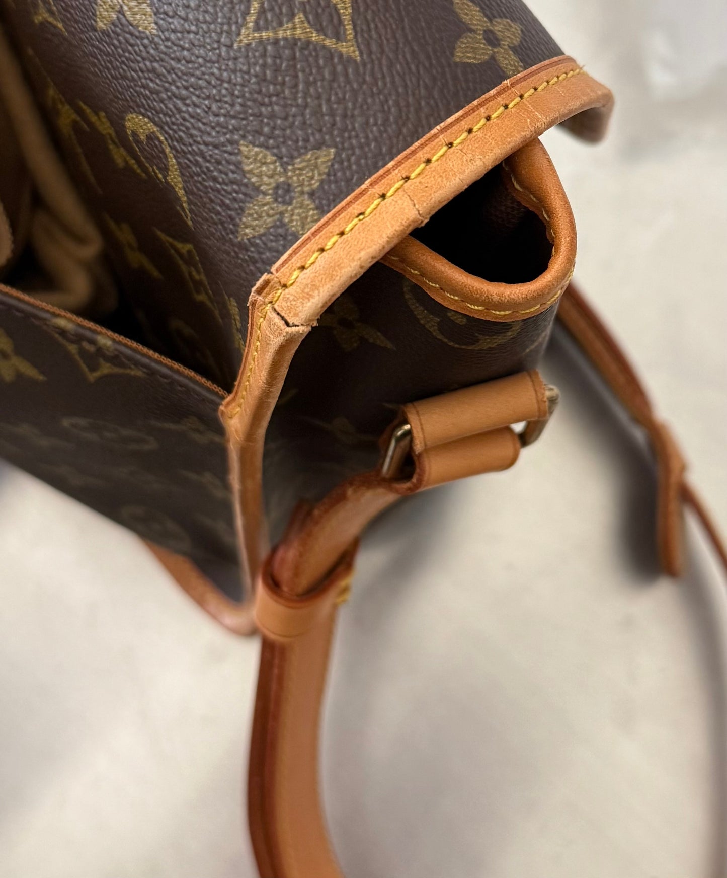 Louis Vuitton Gibeciere GM Messenger