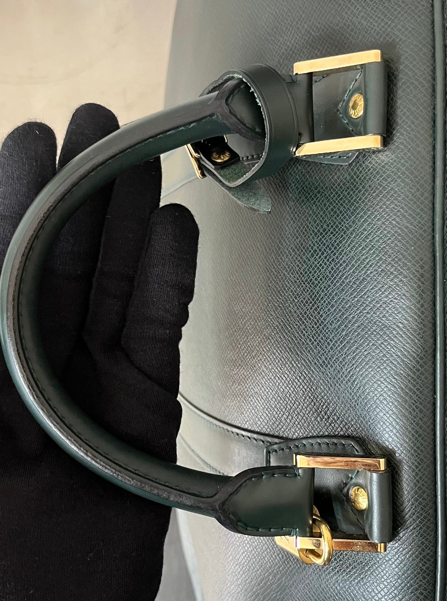 Louis Vuitton Kendall PM Taiga Leder