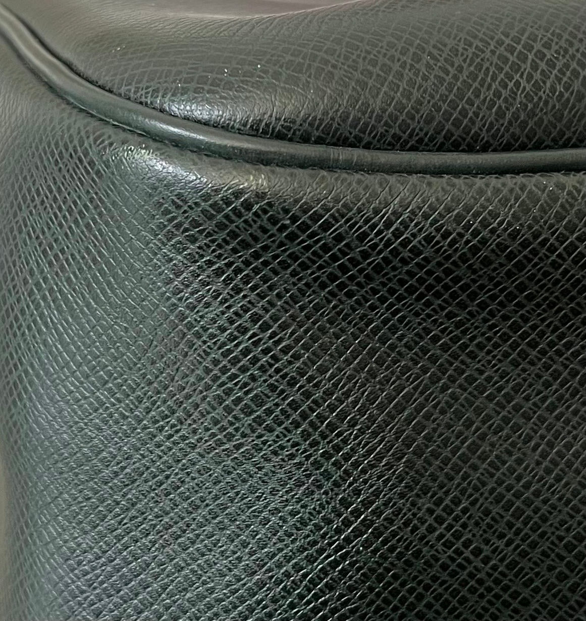 Louis Vuitton Kendall PM Taiga Leder
