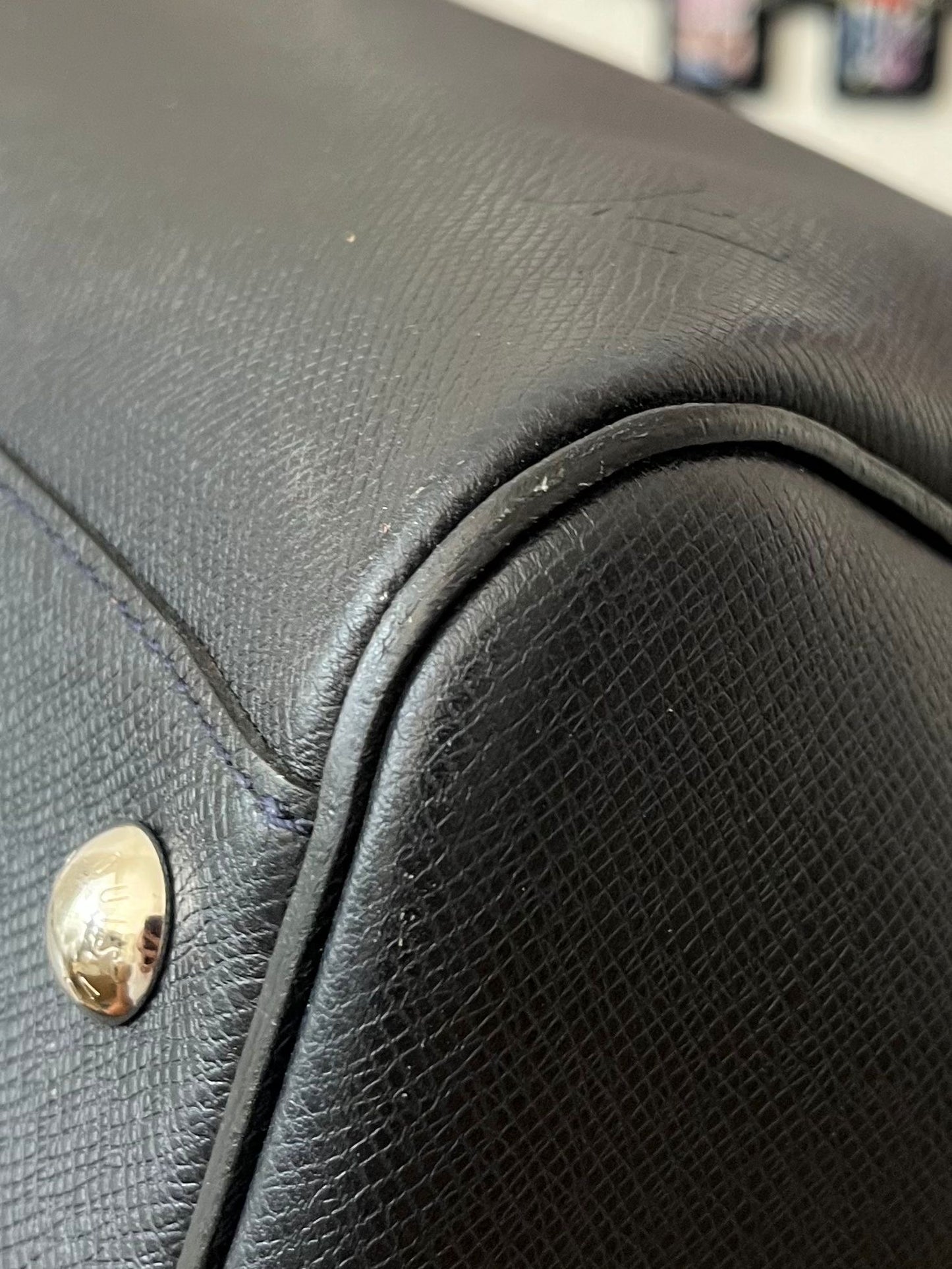 Louis Vuitton Neo Kendall Taiga Leder (dunkelblau)