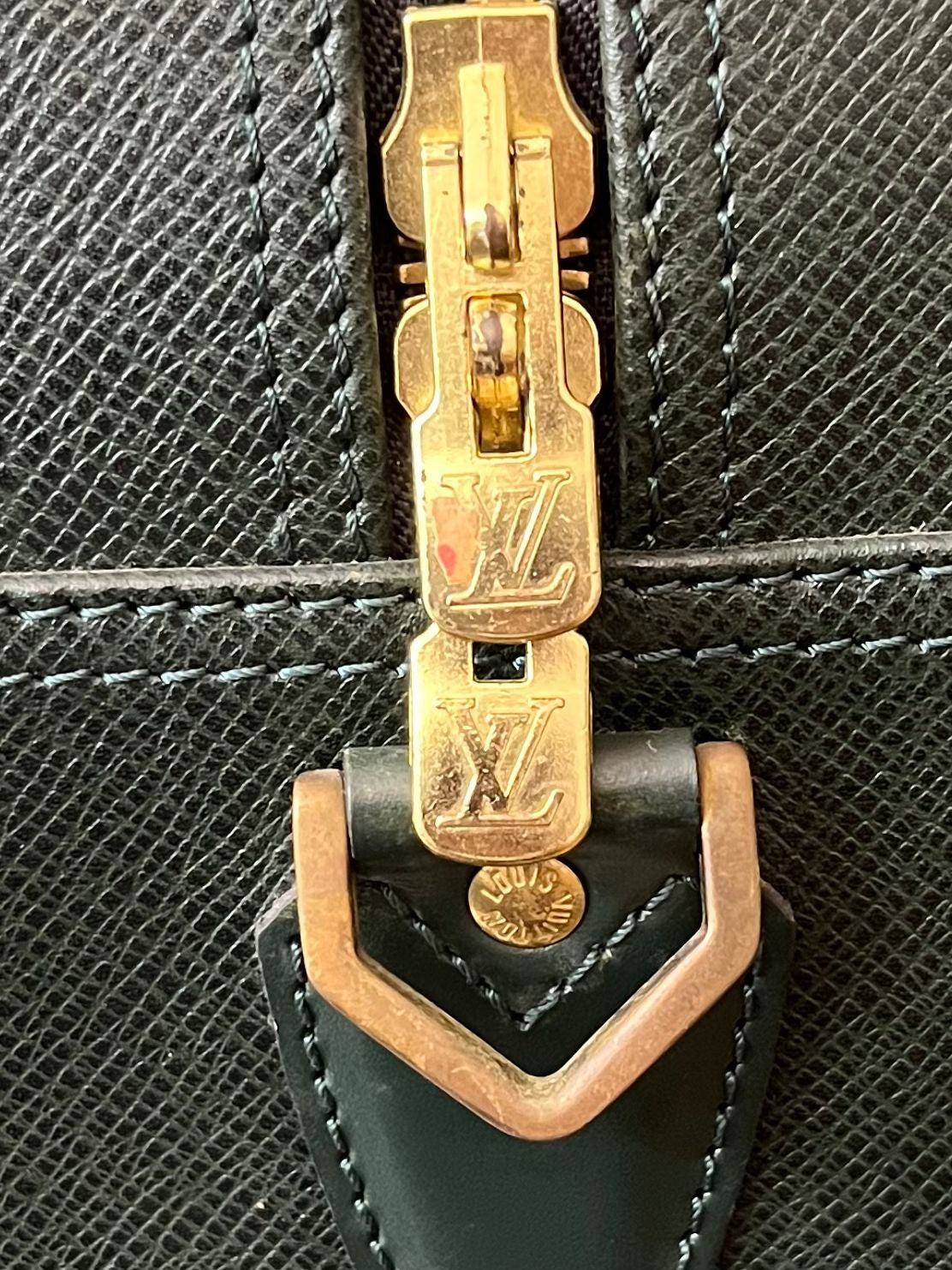Louis Vuitton Kendall PM Taiga Leder