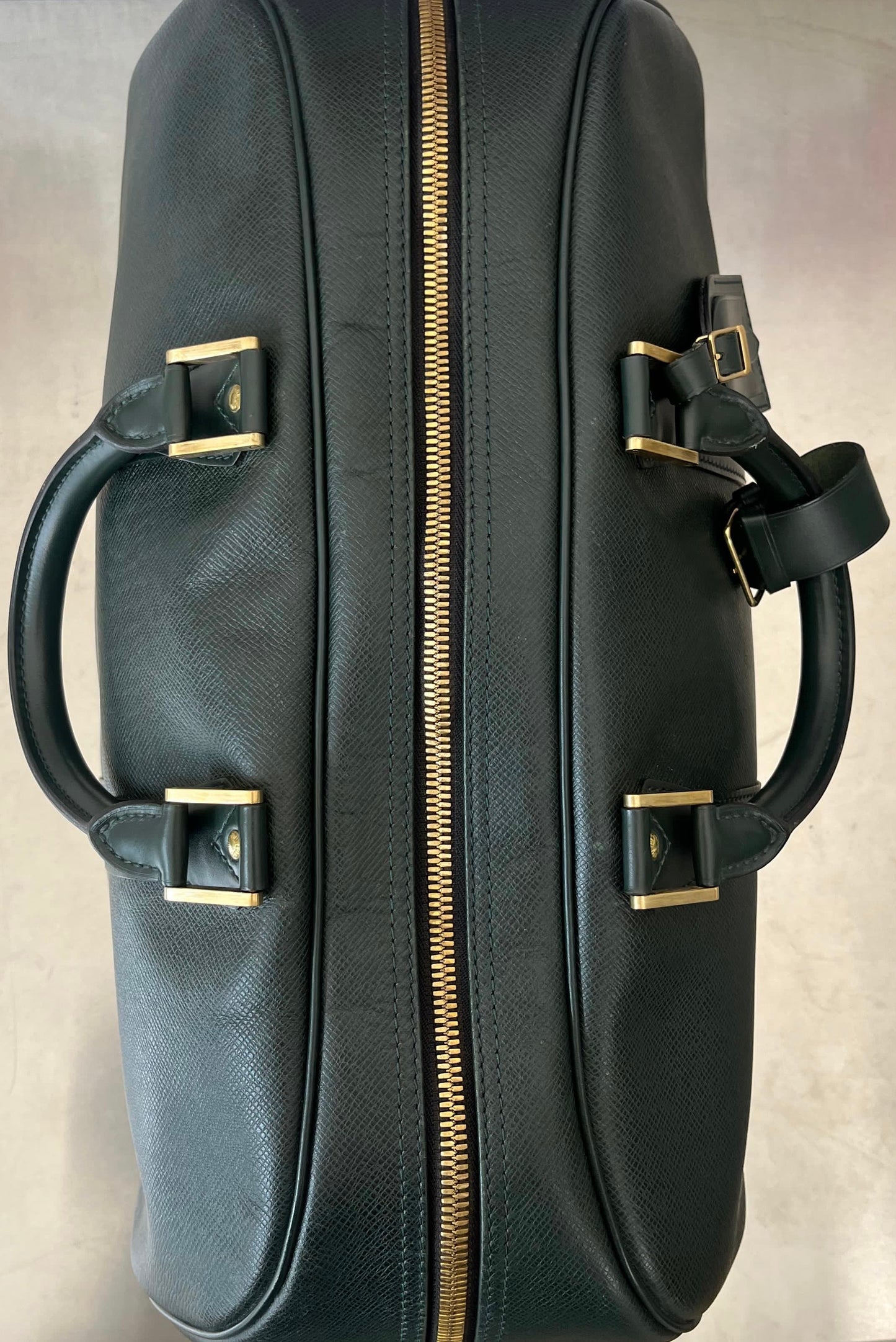 Louis Vuitton Kendall PM Taiga Leder