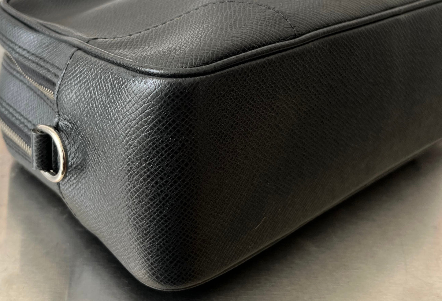 Louis Vuitton Pavel Taiga Leder