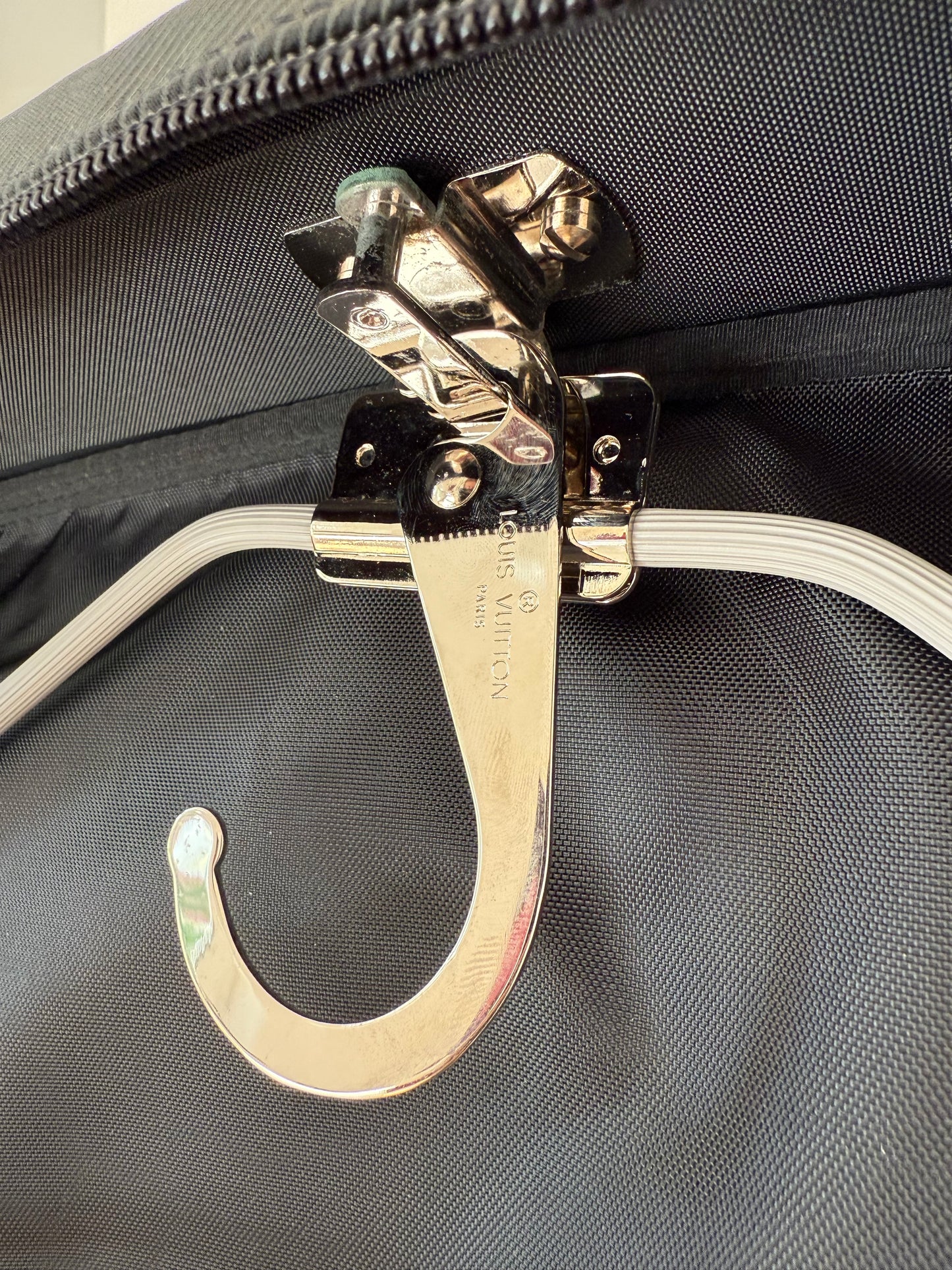 Louis Vuitton Taiga Gibeciere Kleidersack