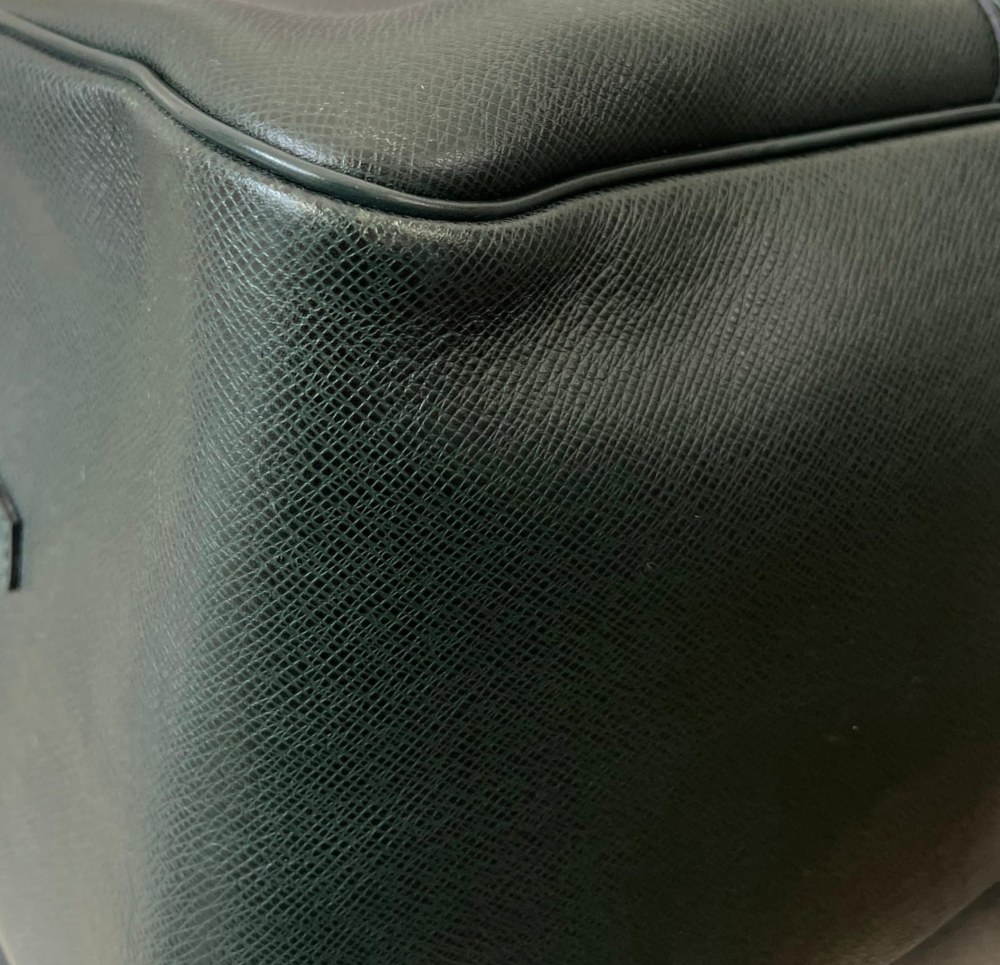 Louis Vuitton Kendall PM Taiga Leder
