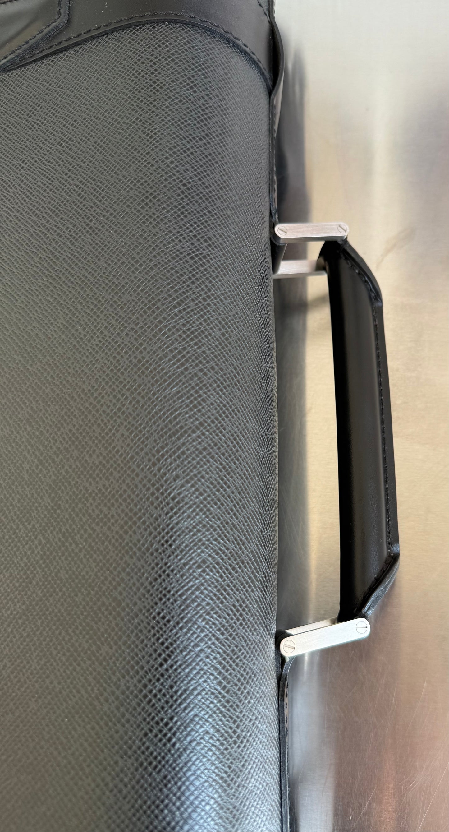 Louis Vuitton Taiga Gibeciere Kleidersack