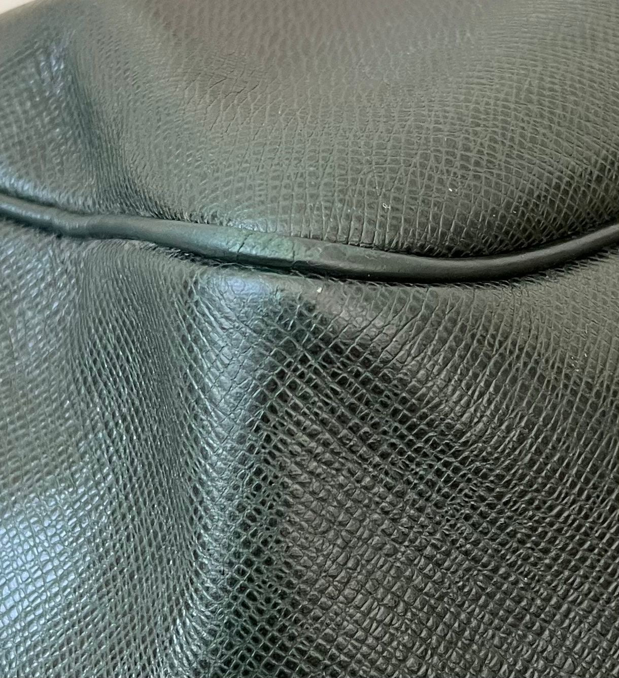 Louis Vuitton Kendall PM Taiga Leder