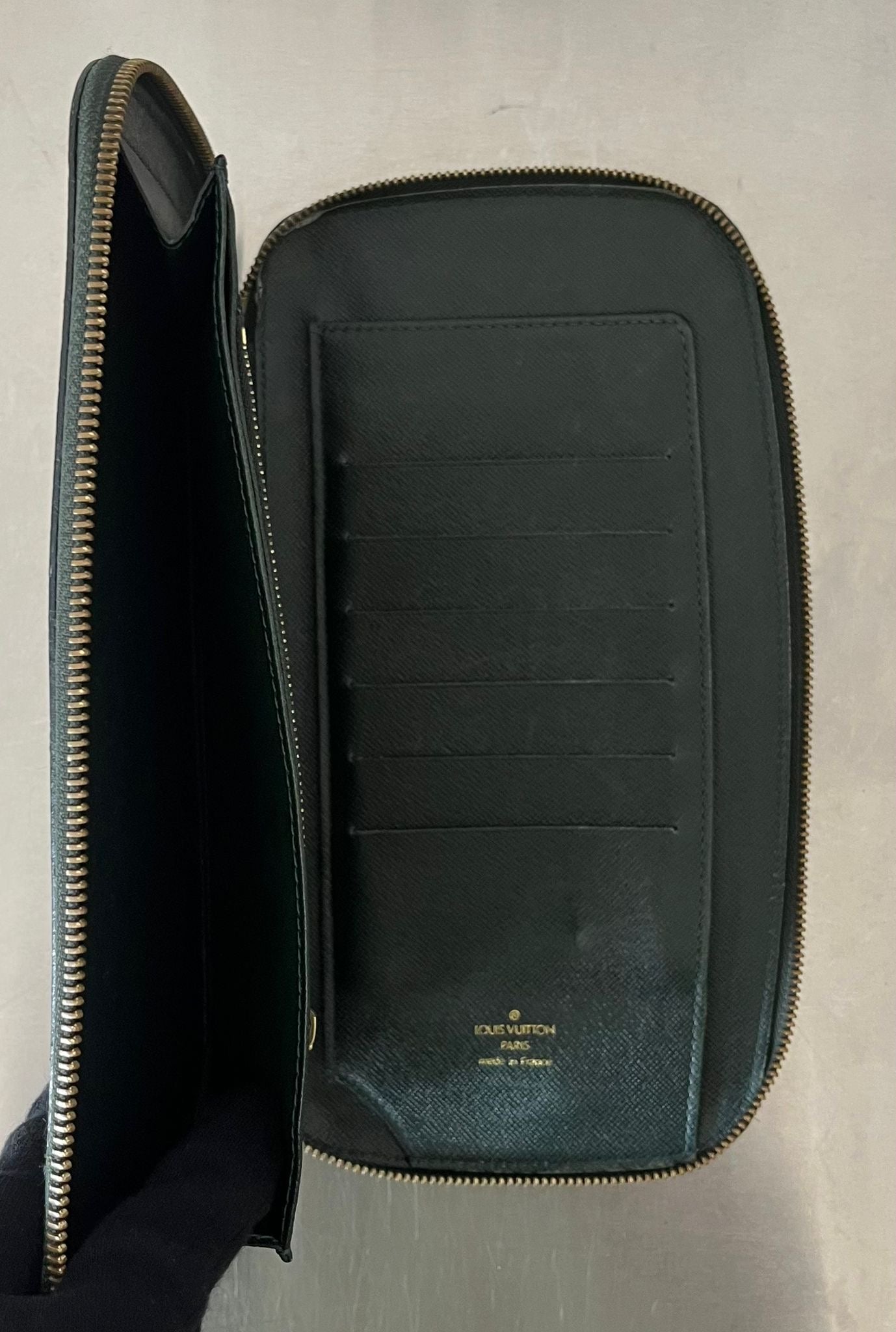 Louis Vuitton Atoll Organizer Taiga (Dunkelgrün)