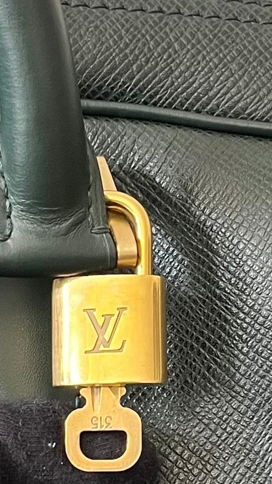 Louis Vuitton Kendall PM Taiga Leder