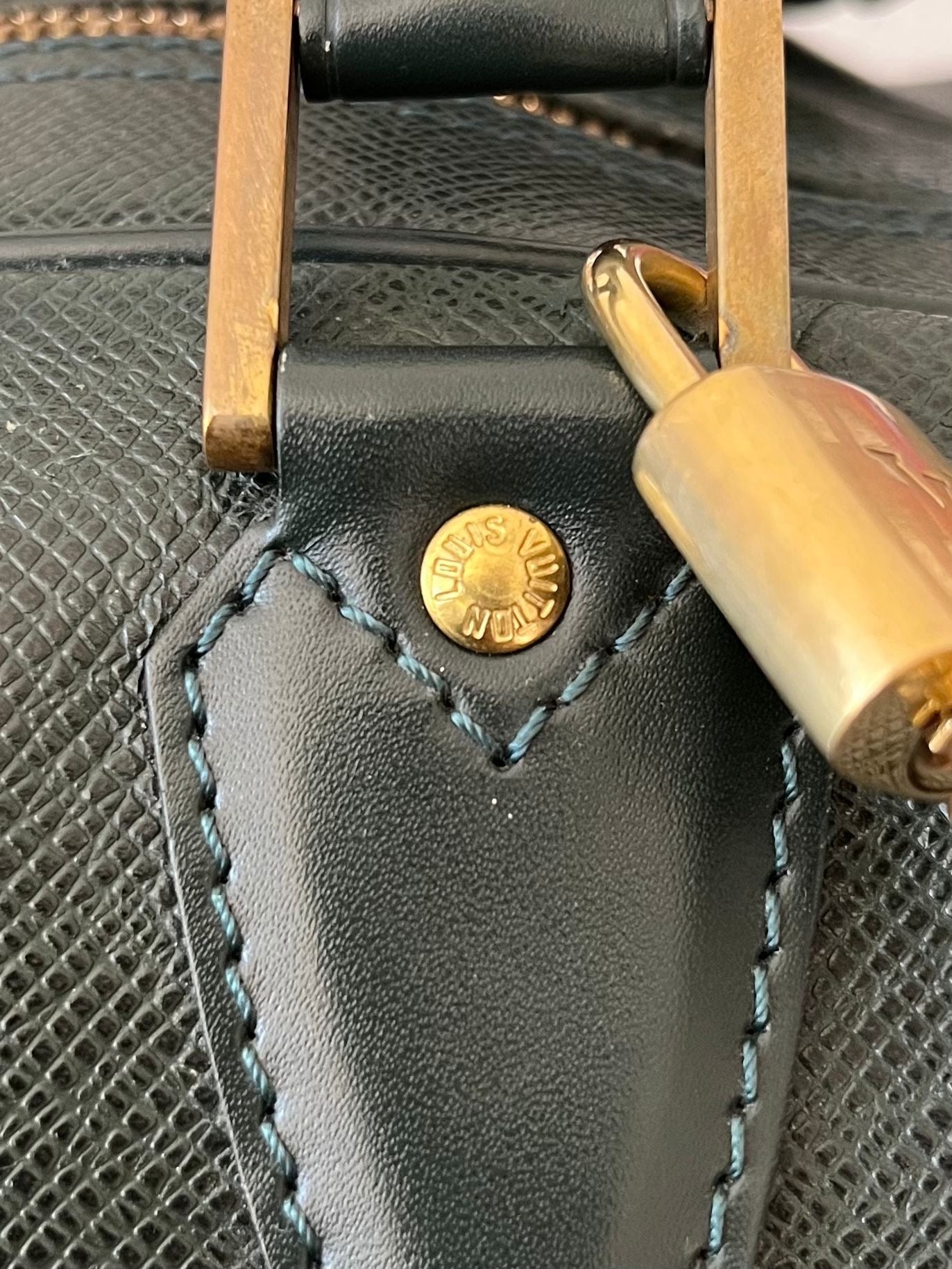 Louis Vuitton Kendall PM Taiga Leder