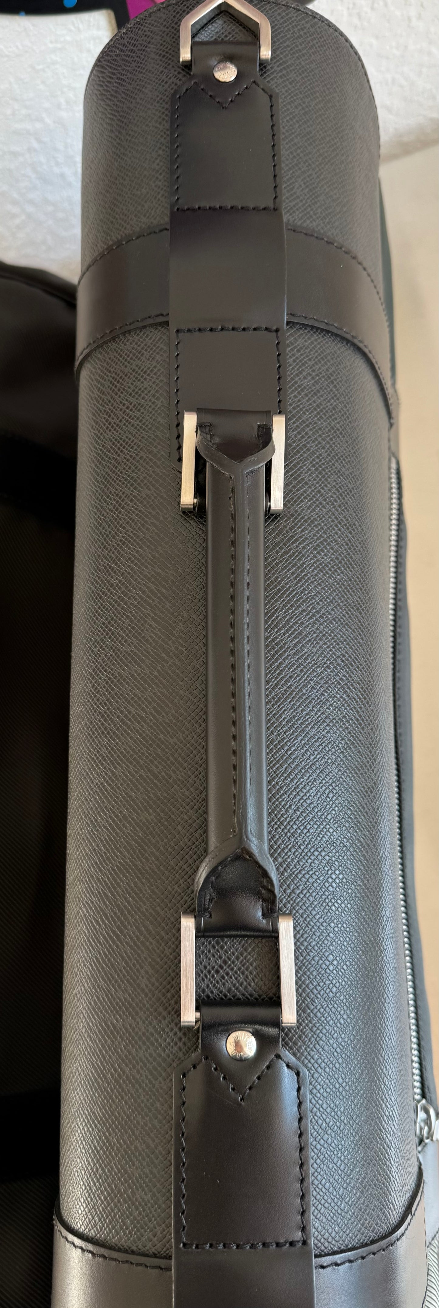 Louis Vuitton Taiga Gibeciere Kleidersack