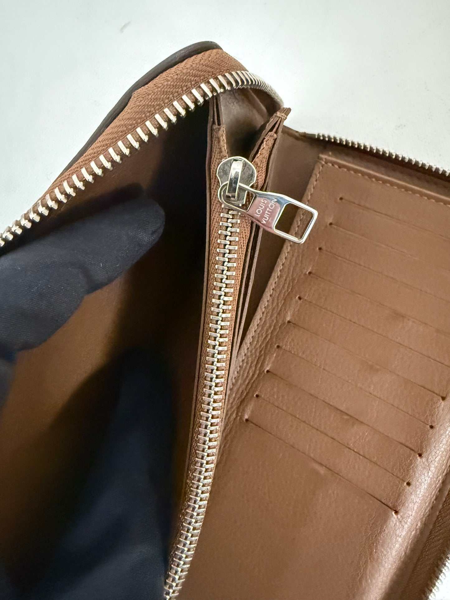 Louis Vuitton Zippy Vertical Taurillon Leder