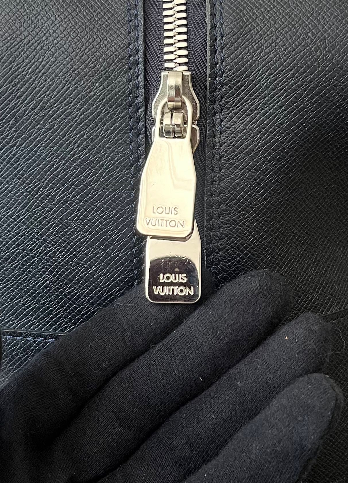 Louis Vuitton Neo Kendall Taiga Leder (dunkelblau)
