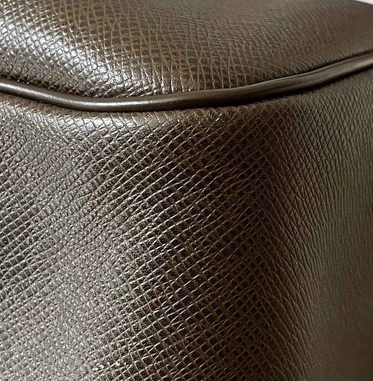 Louis Vuitton Kendall PM Taiga Leder