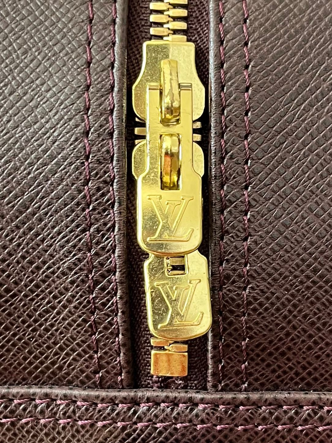 Louis Vuitton Kendall PM Taiga Leder