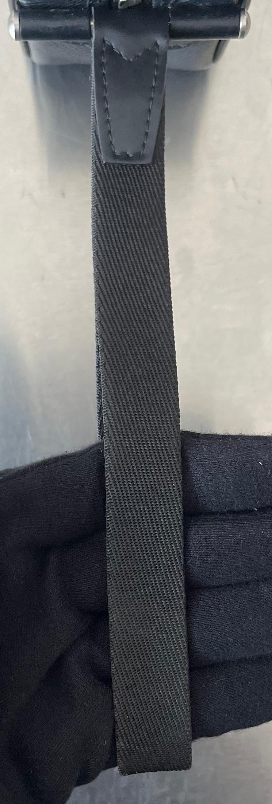 Louis Vuitton Karga Taiga Leder
