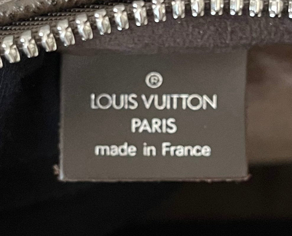 Louis Vuitton Kendall PM Taiga Leder