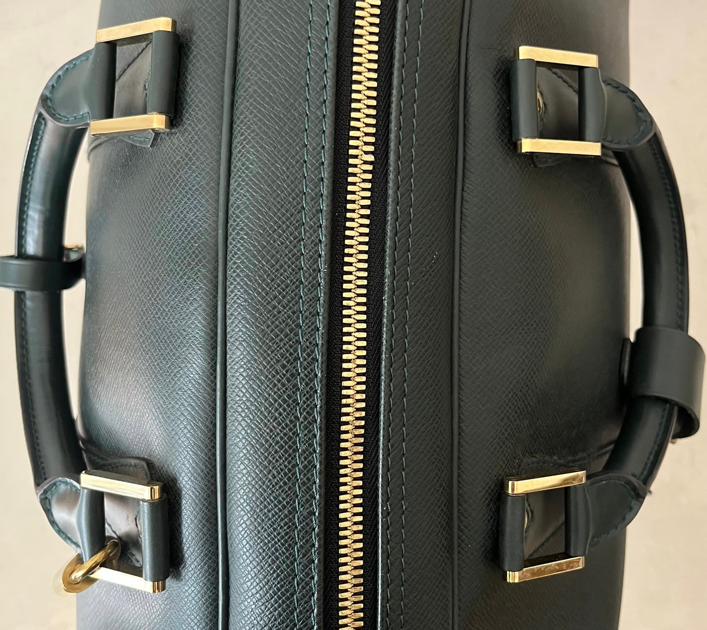 Louis Vuitton Kendall PM Taiga Leder