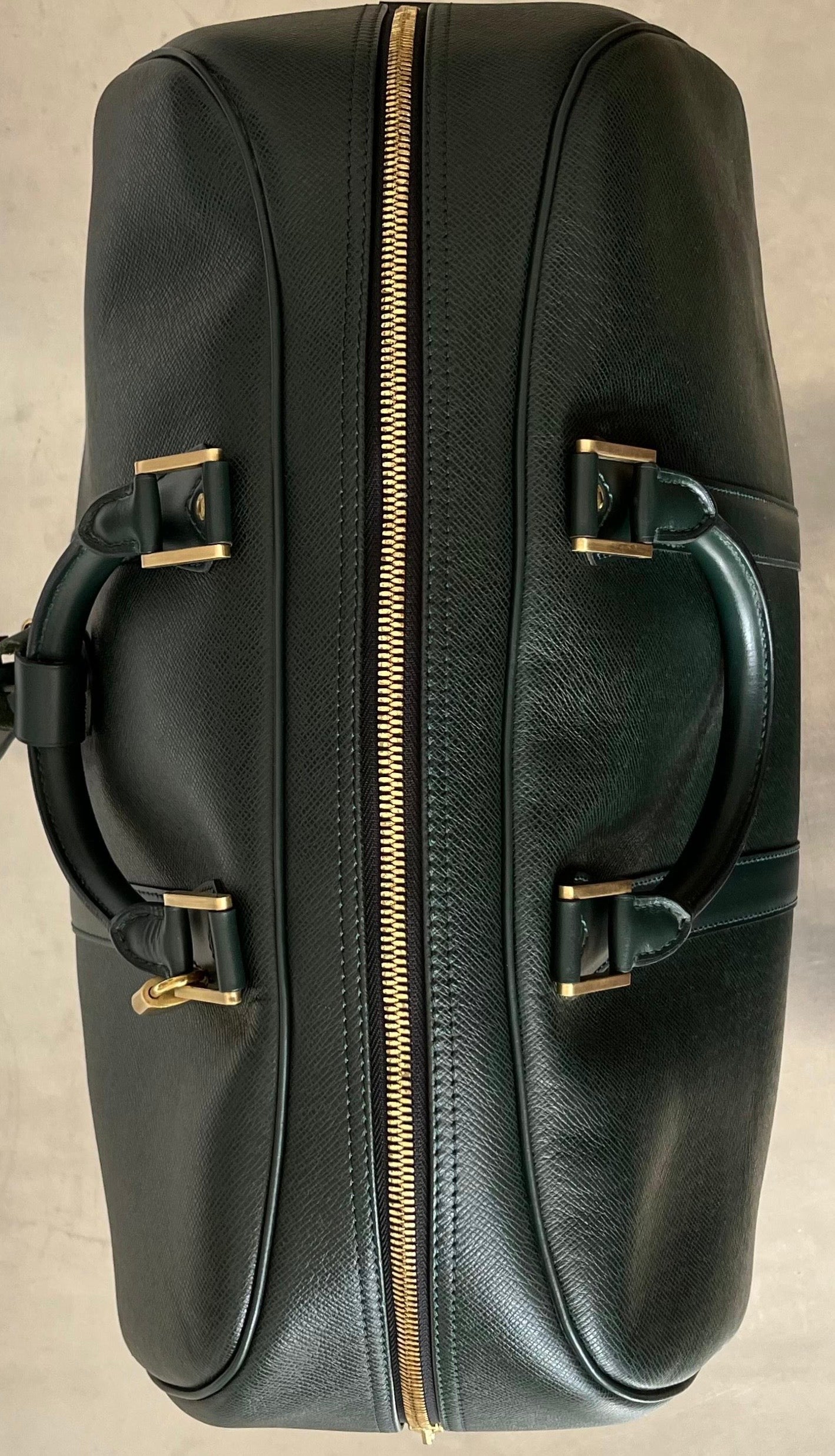 Louis Vuitton Kendall PM Taiga Leder