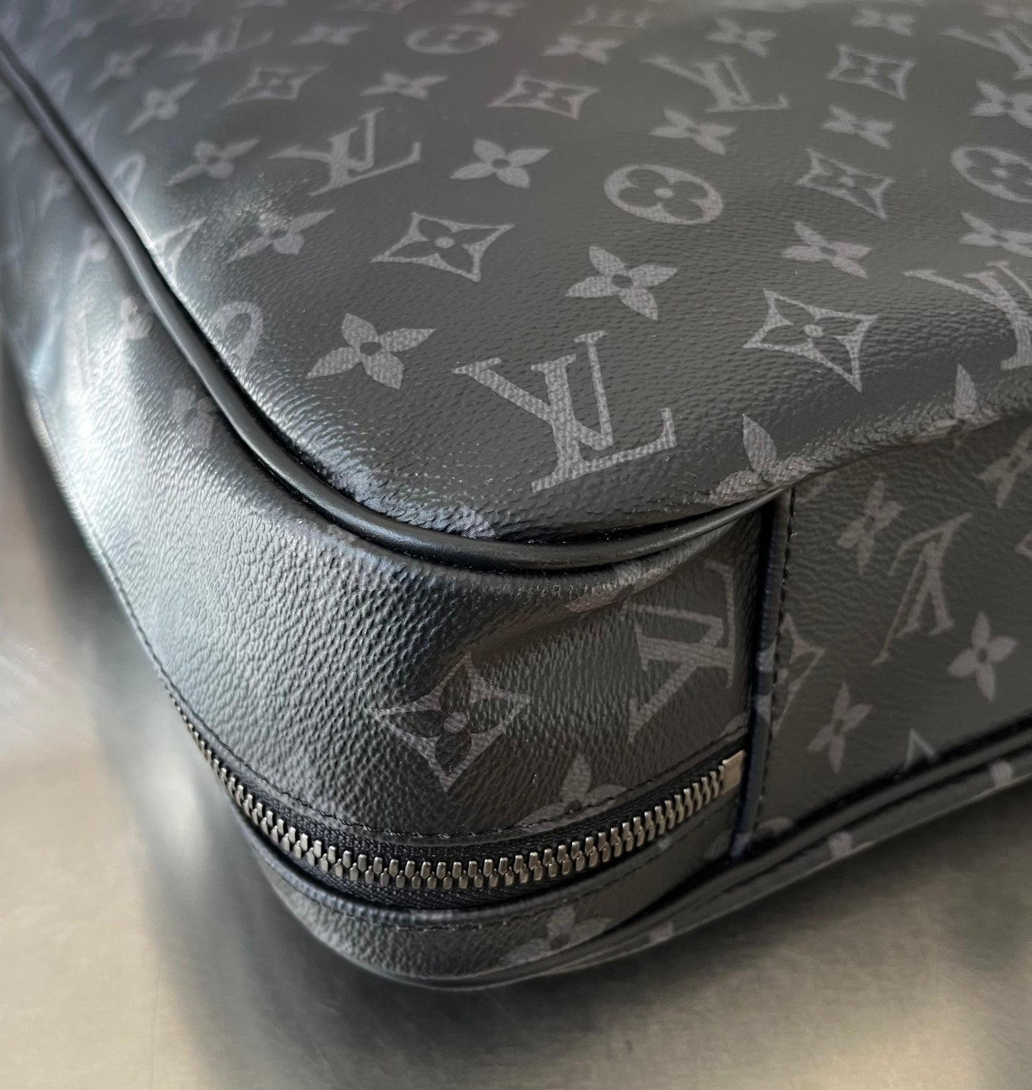 Louis Vuitton Kleiderschutzhülle Monogram Eclipse