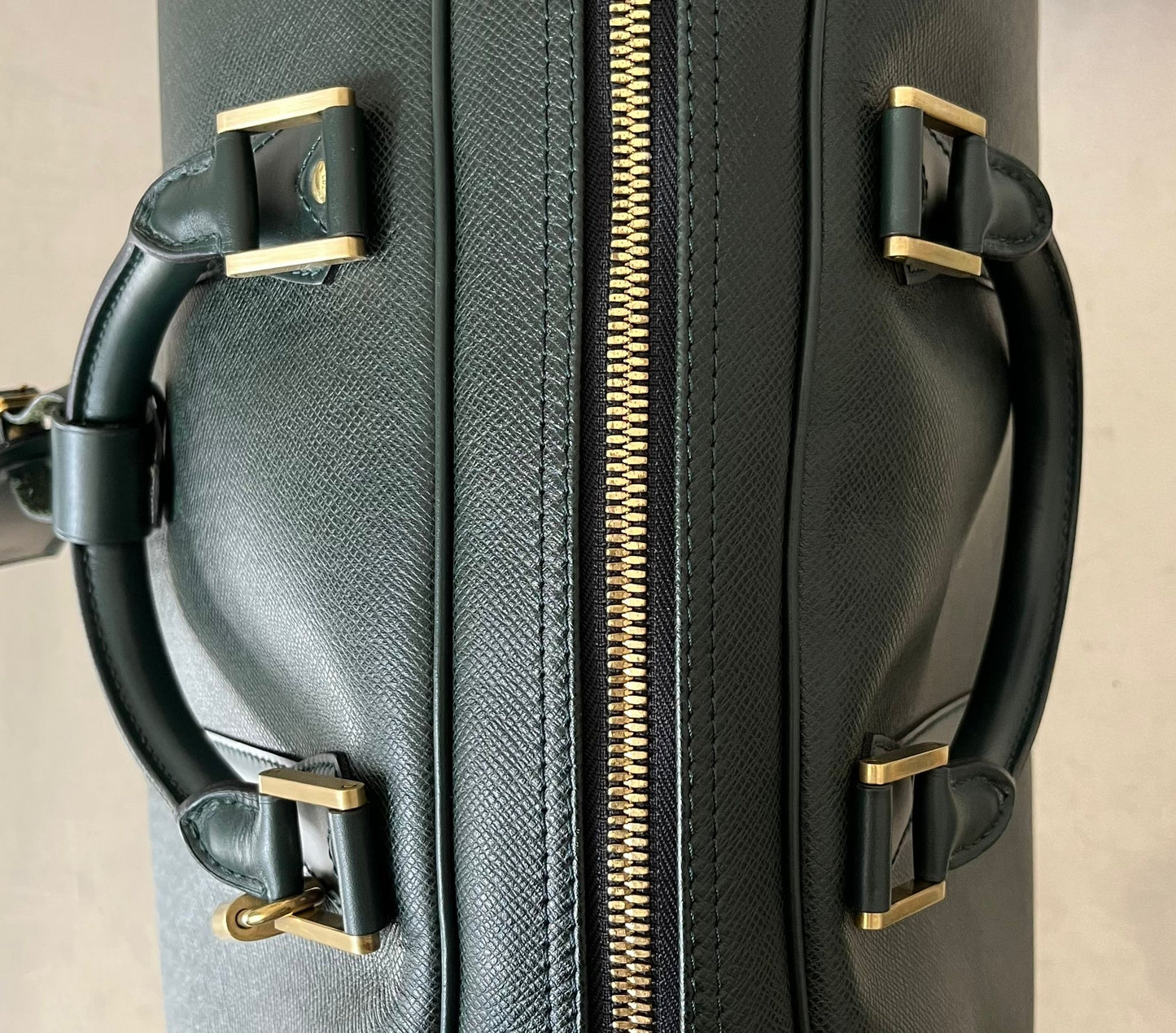 Louis Vuitton Kendall PM Taiga Leder