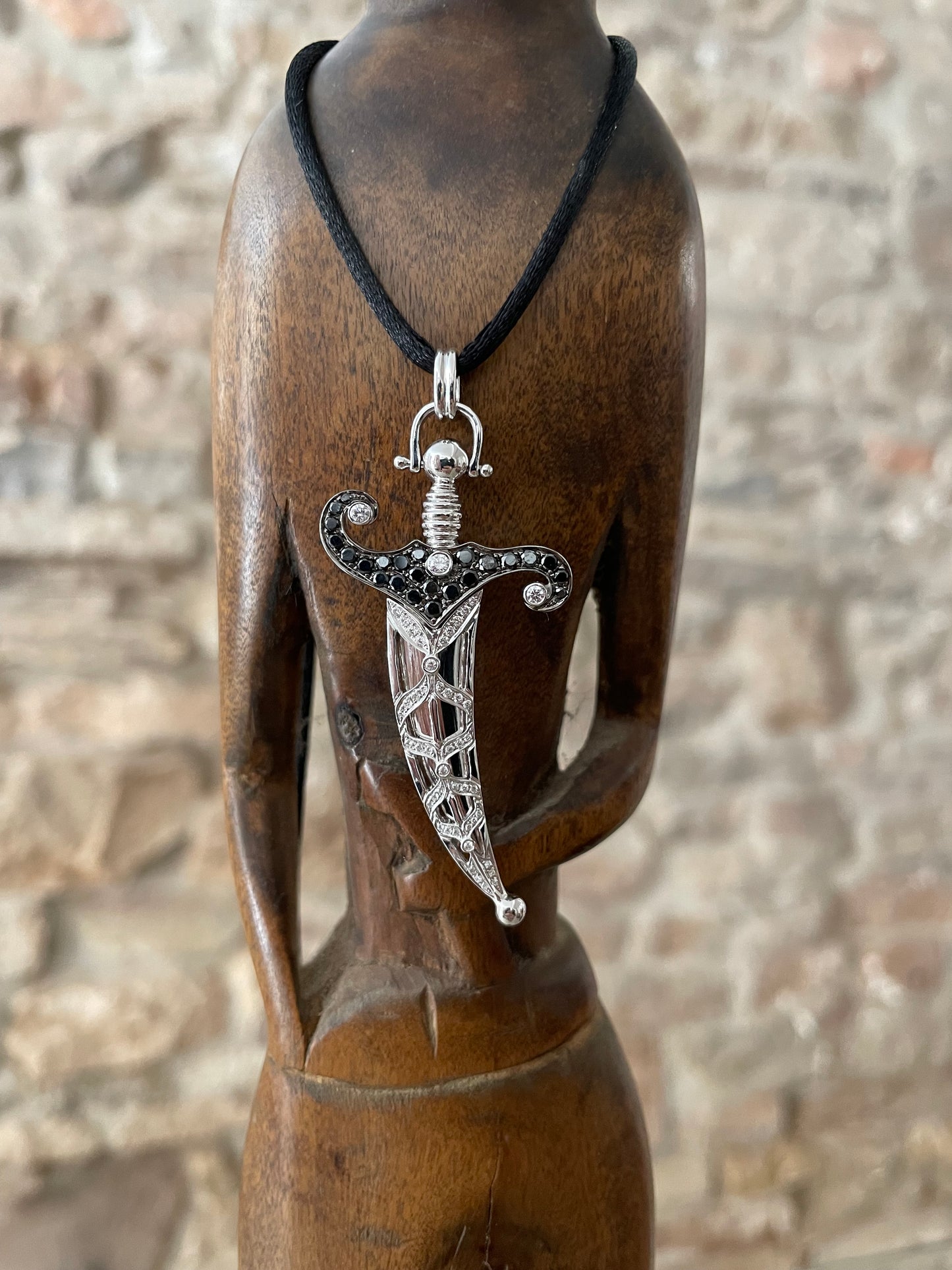 One Of A Kind Dolch 750/- 1,09ct Diamantbesatz