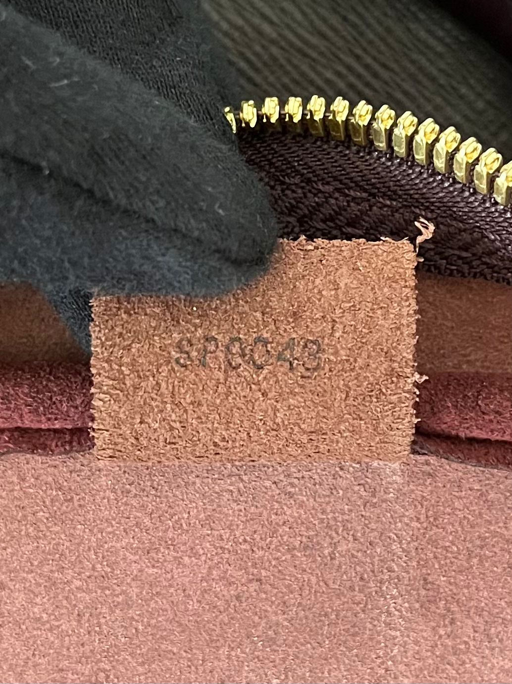Louis Vuitton Kendall PM Taiga Leder