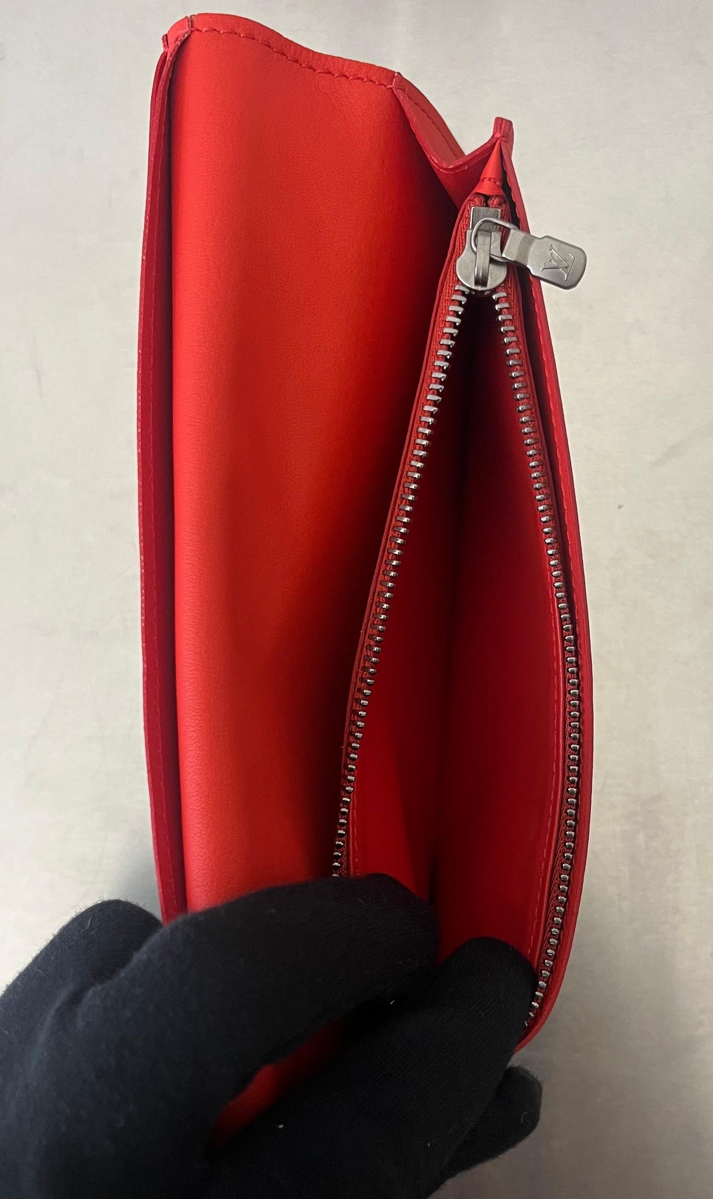 Louis Vuitton Brazza Infini Leder