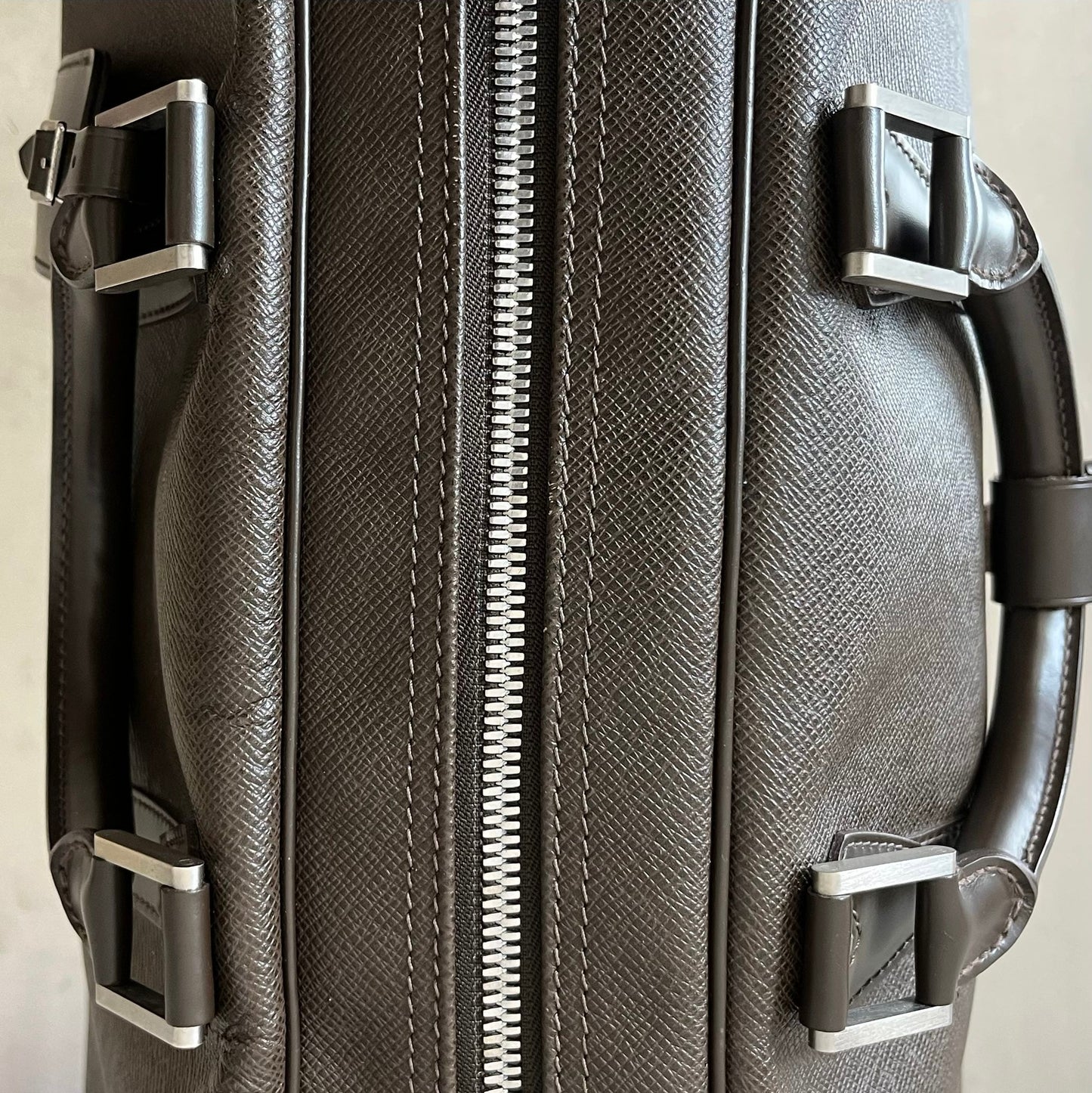 Louis Vuitton Kendall PM Taiga Leder