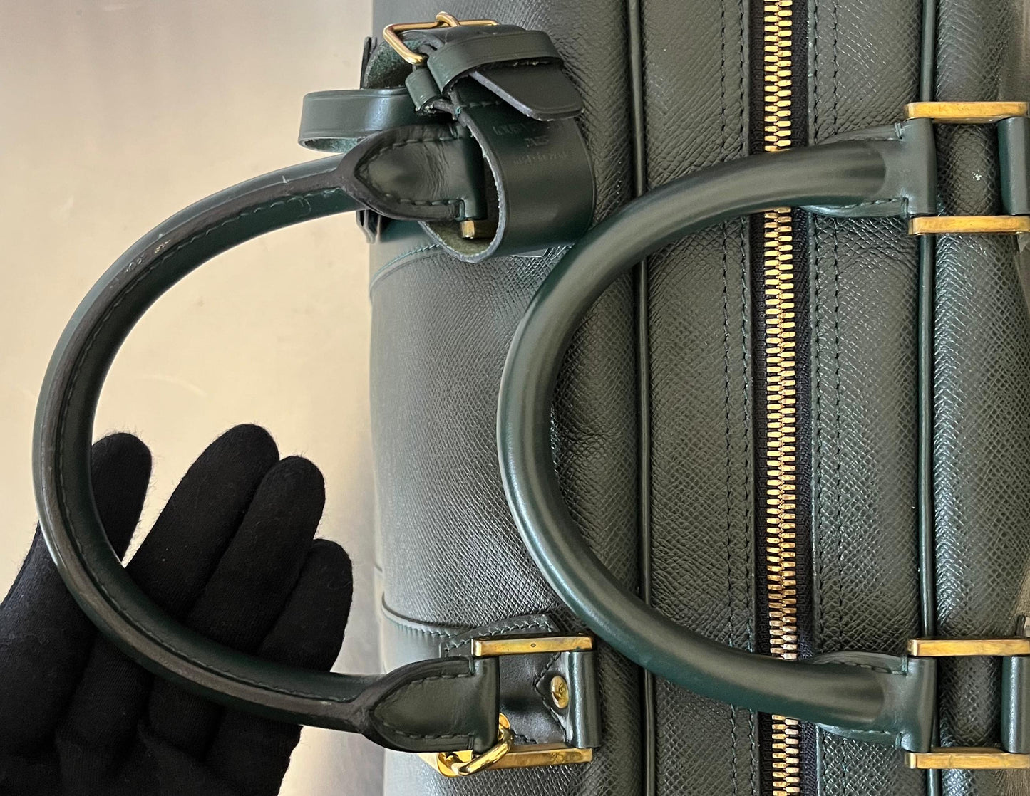 Louis Vuitton Kendall PM Taiga (Dunkelgrün)