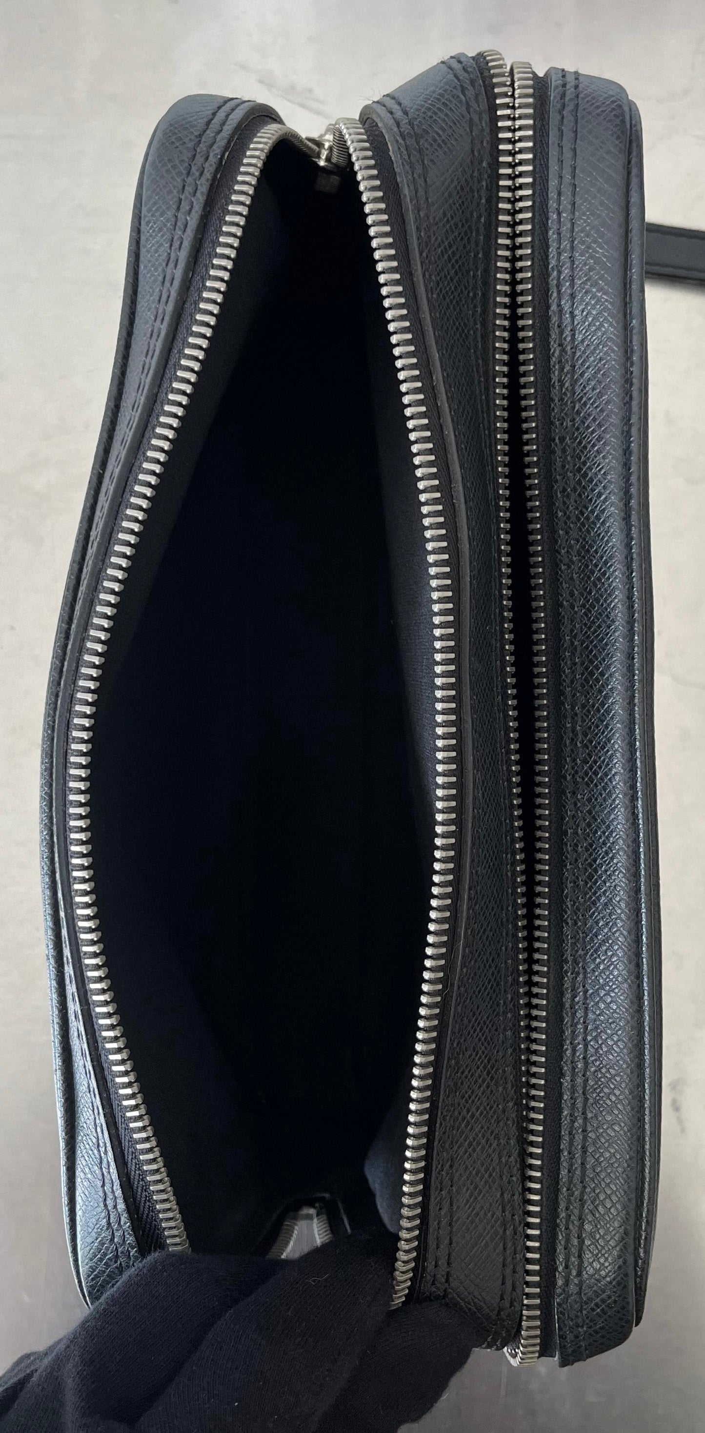 Louis Vuitton Pavel Taiga Leder