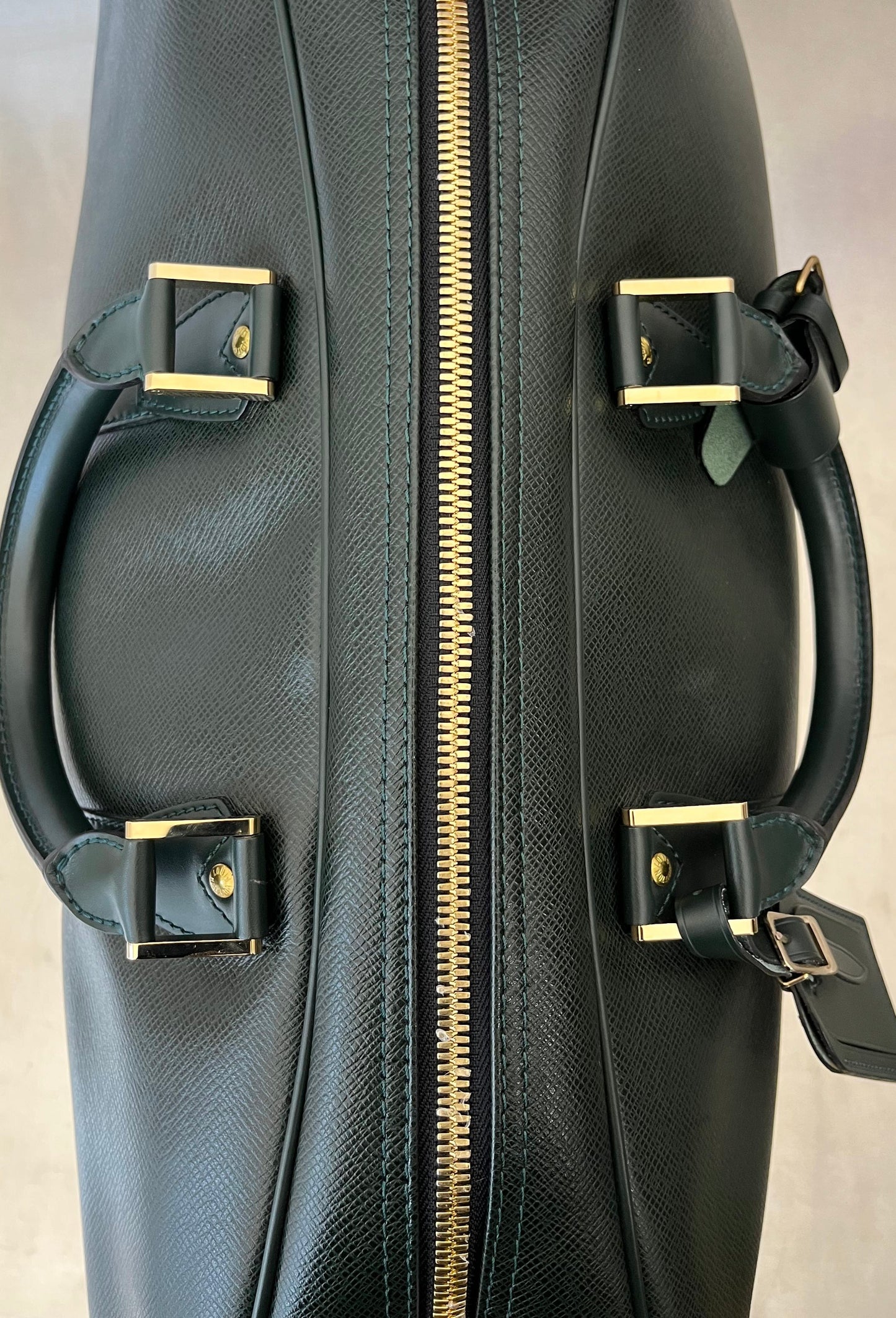 Louis Vuitton Kendall PM Taiga Leder