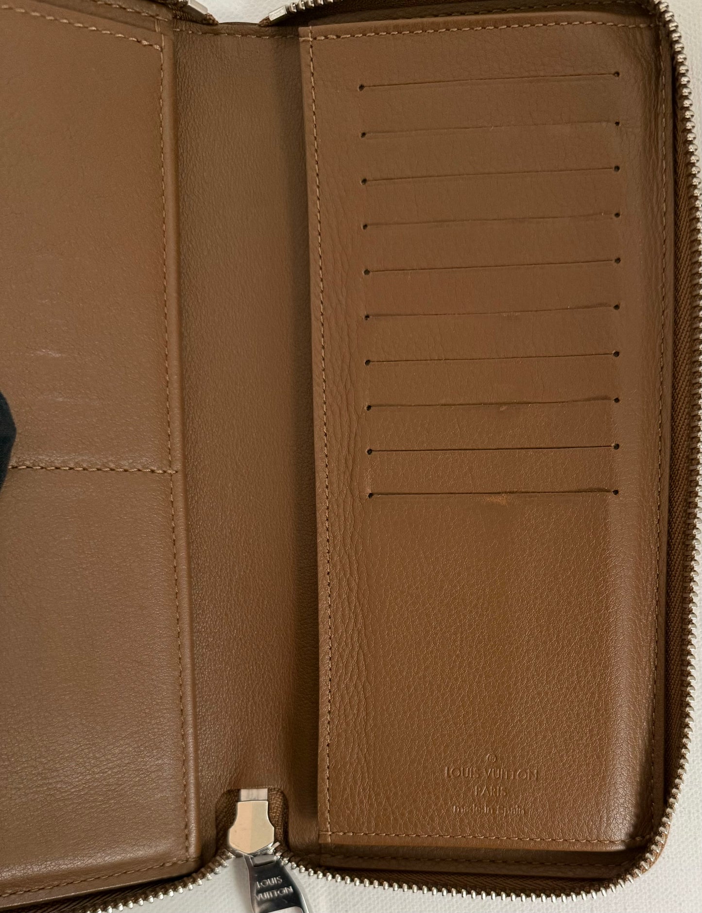 Louis Vuitton Zippy Vertical Taurillon Leder