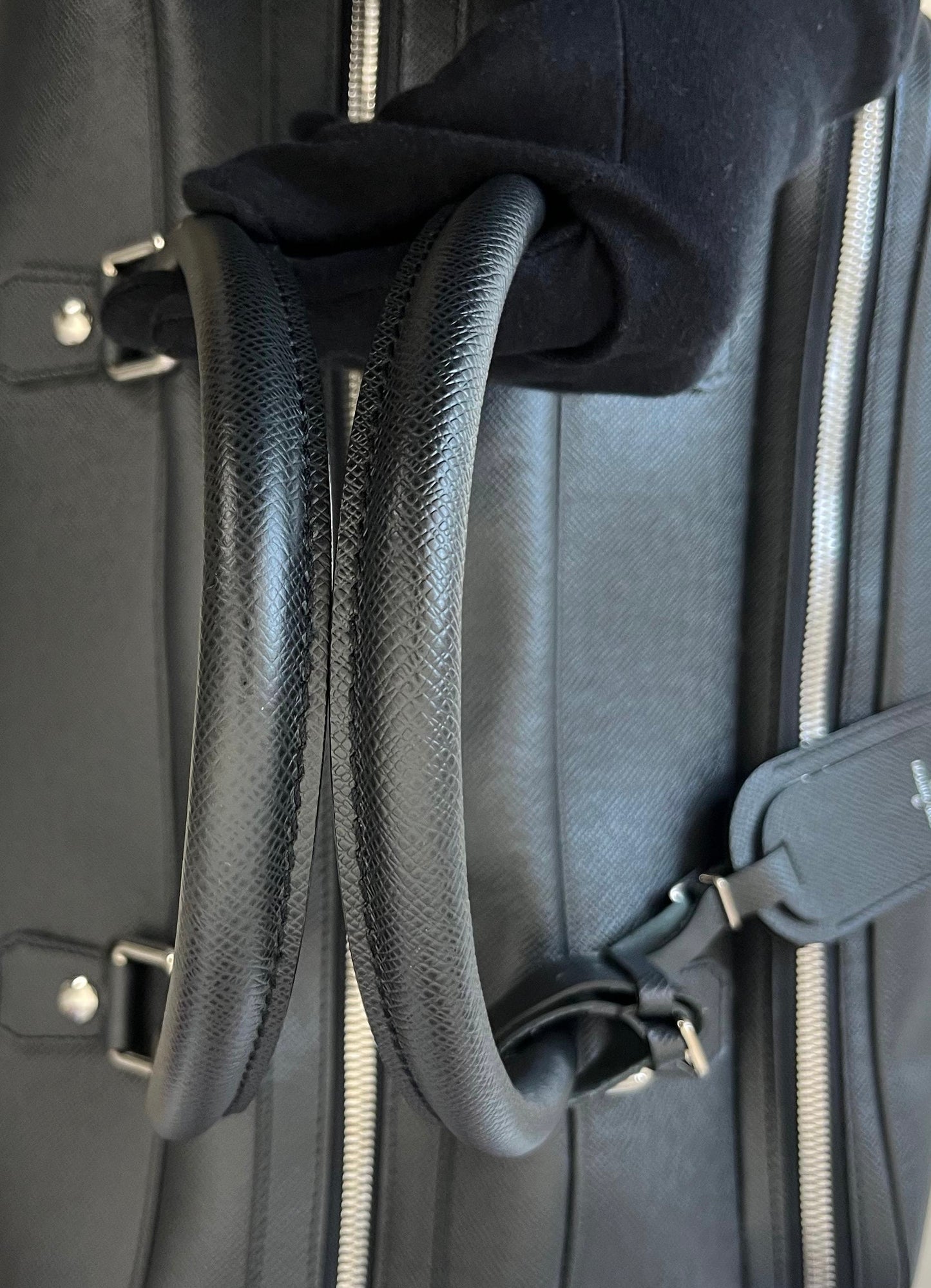 Louis Vuitton Nikolai Taiga Leder
