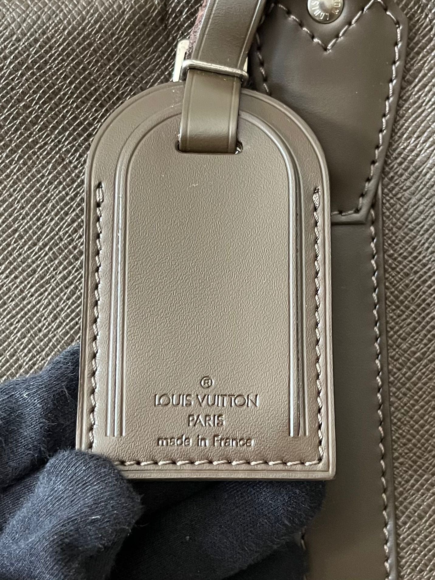 Louis Vuitton Kendall PM Taiga Leder