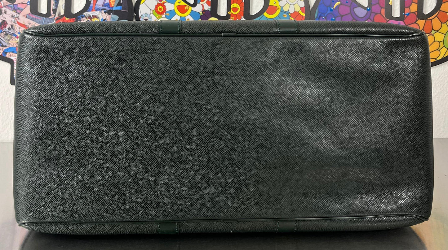 Louis Vuitton Kendall PM Taiga Leder