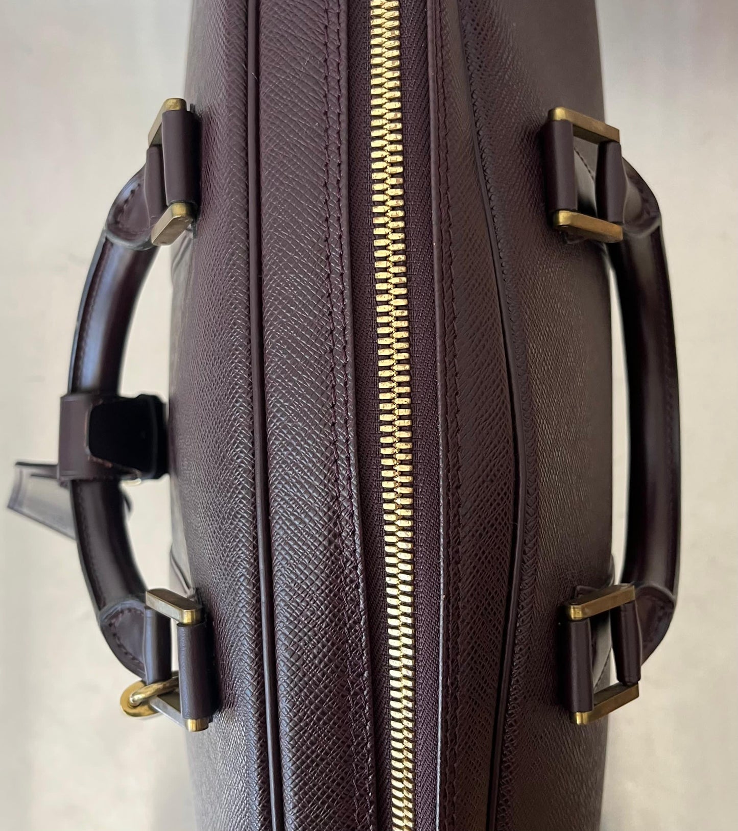 Louis Vuitton Helanga Taiga
