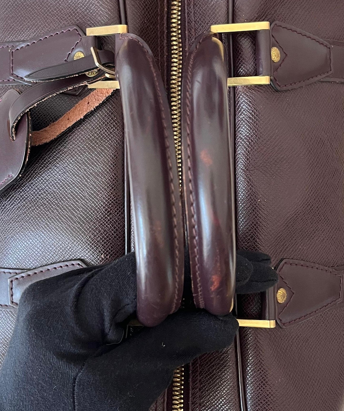 Louis Vuitton Kendall PM Taiga Leder