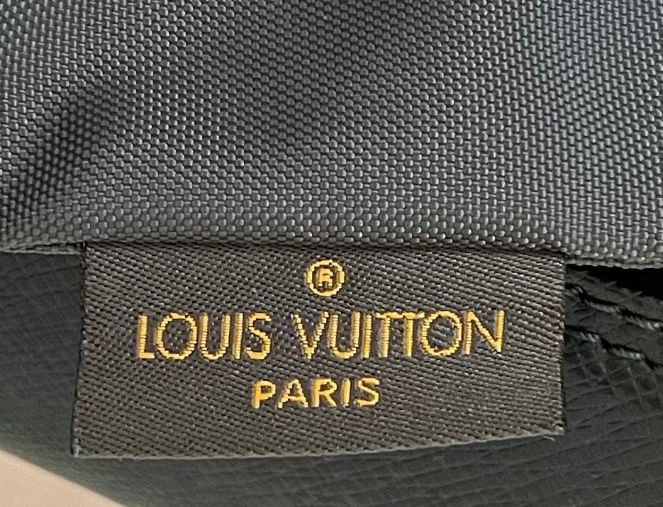 Louis Vuitton Helanga Taiga