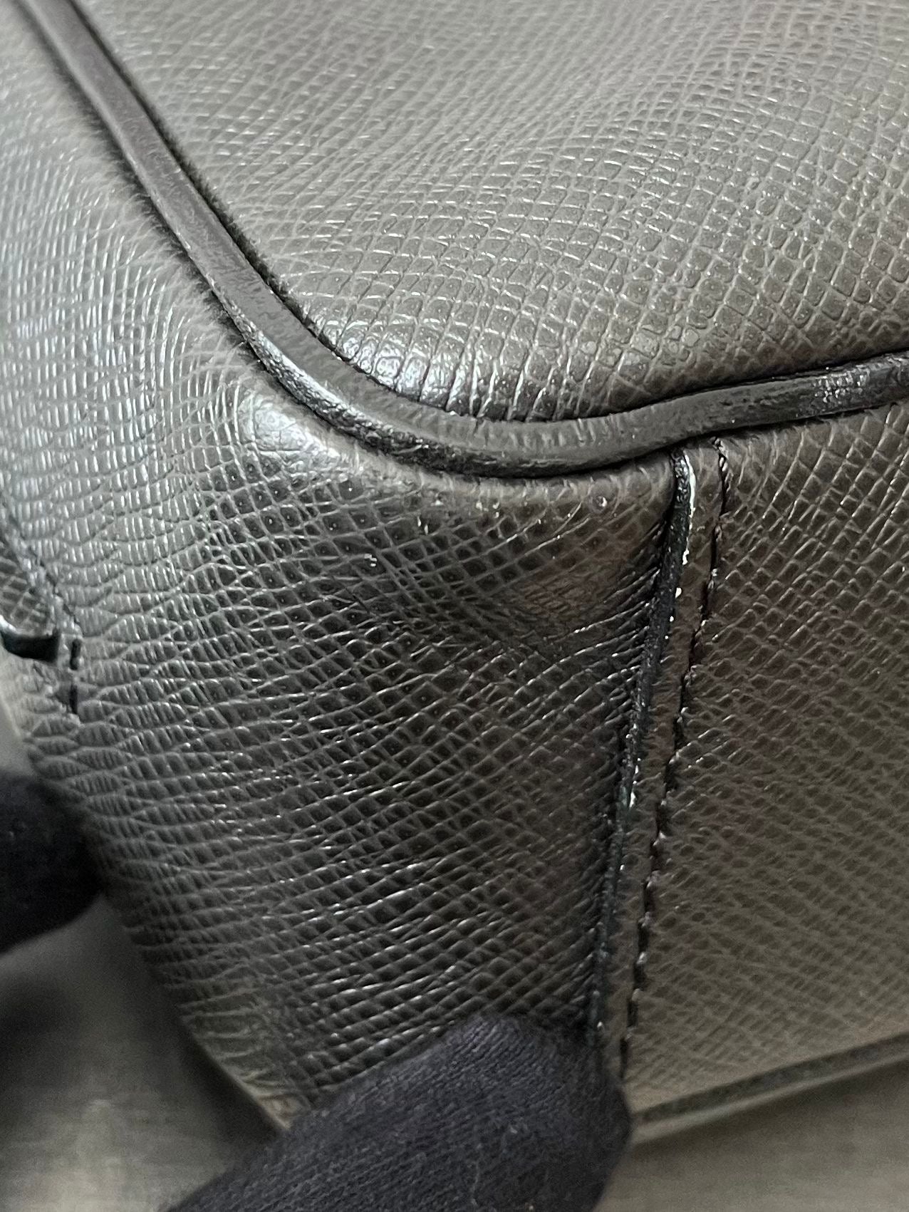Louis Vuitton Roman PM Taiga Messenger