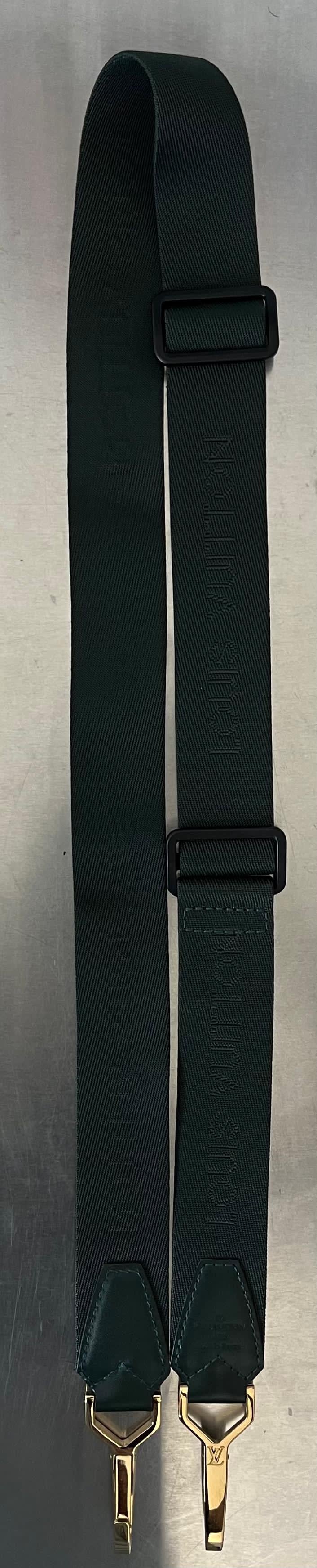 Louis Vuitton Kendall PM Taiga Leder