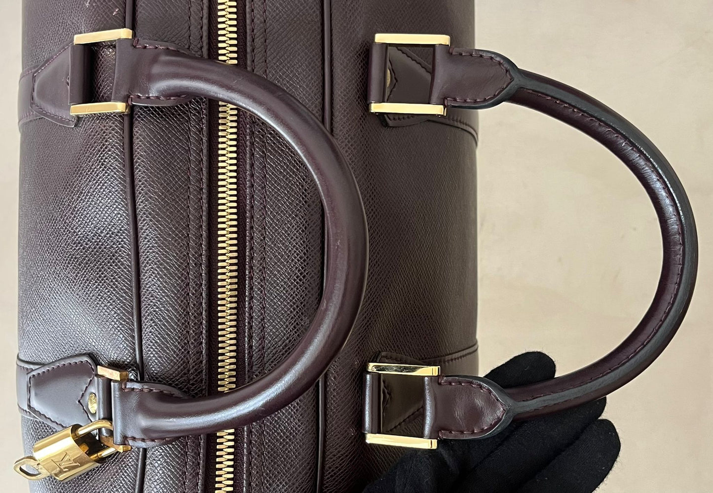 Louis Vuitton Kendall PM Taiga Leder
