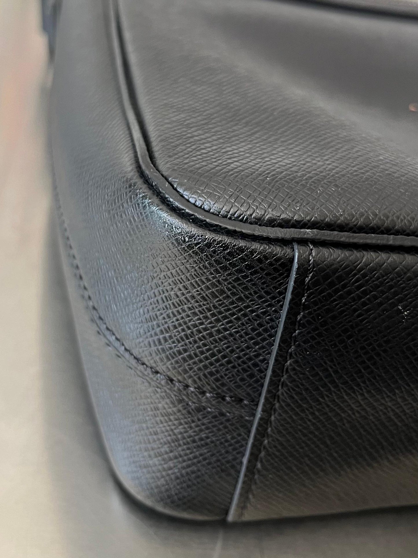 Louis Vuitton Roman MM Taiga Messenger