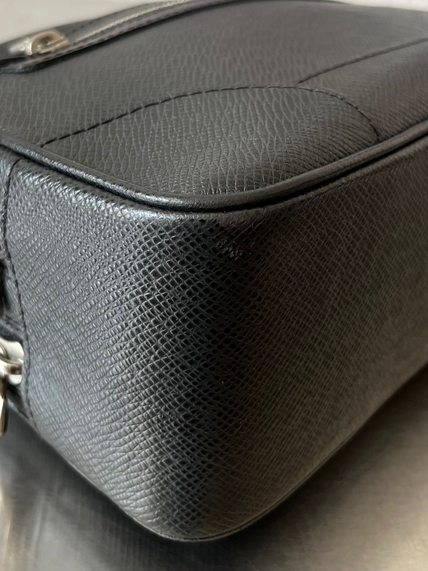 Louis Vuitton Pavel Taiga Leder