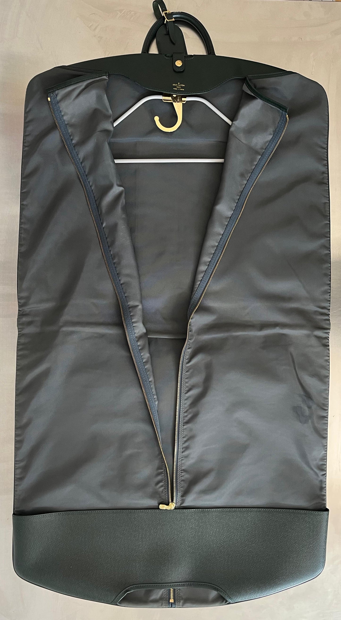 Louis Vuitton Taiga Bering Kleiderhülle