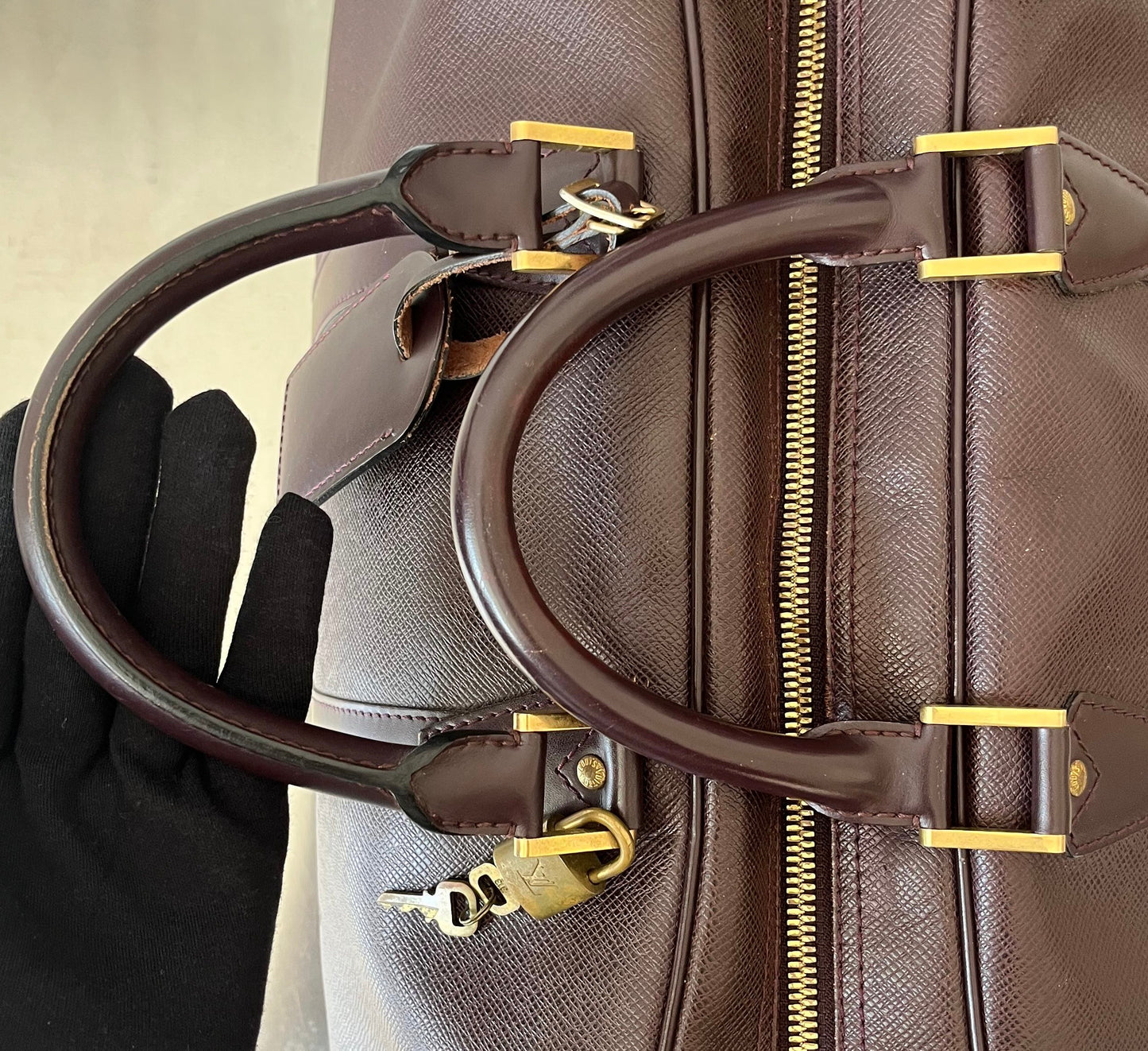Louis Vuitton Kendall PM Taiga Leder