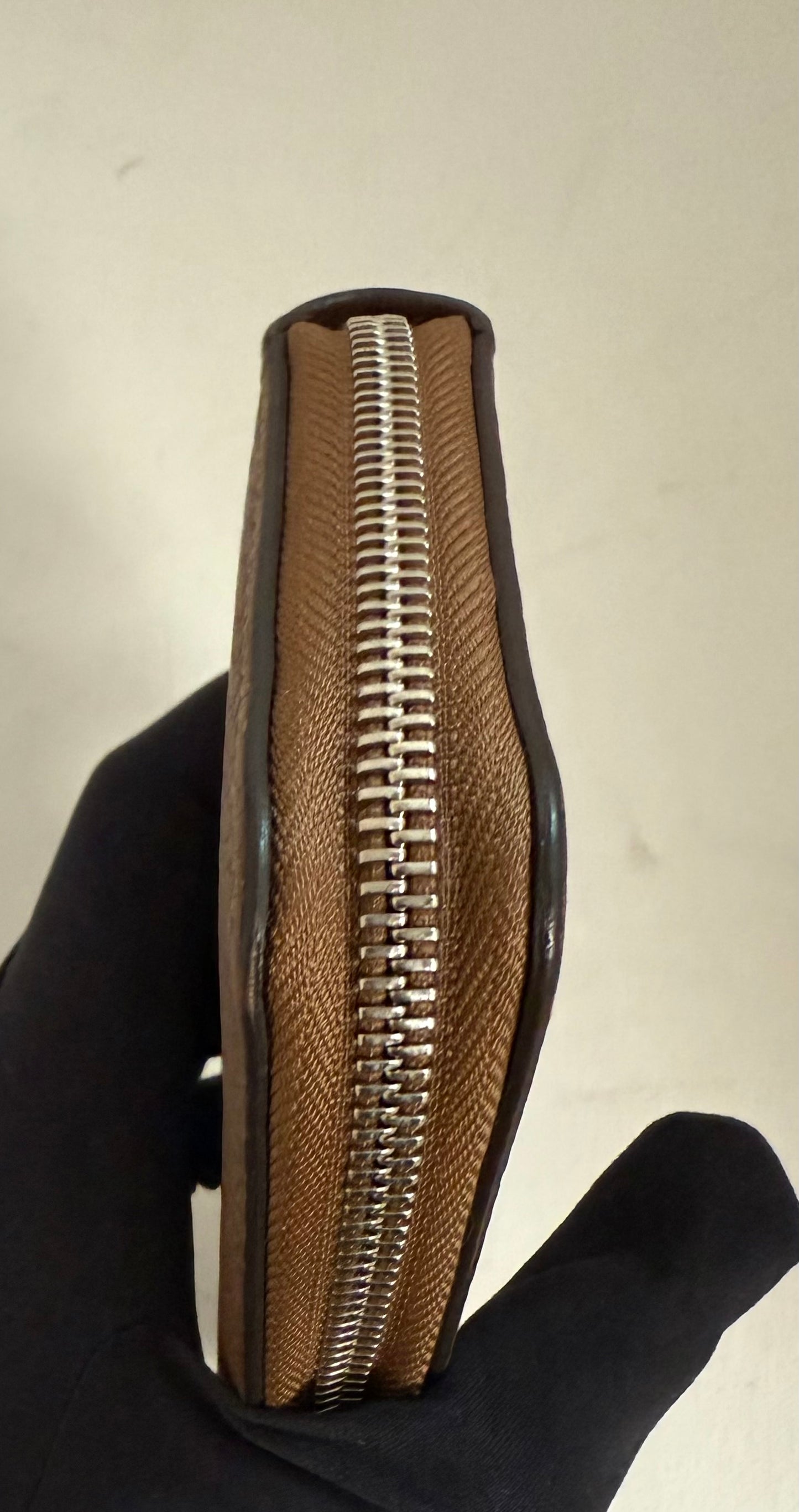 Louis Vuitton Zippy Vertical Taurillon Leder