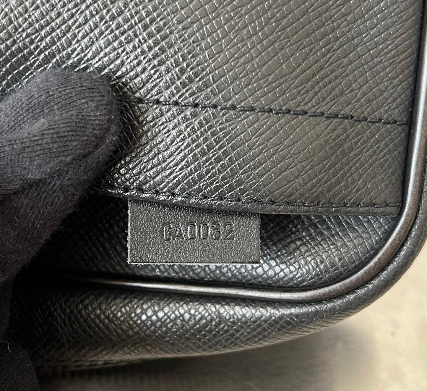 Louis Vuitton Karga Taiga Leder
