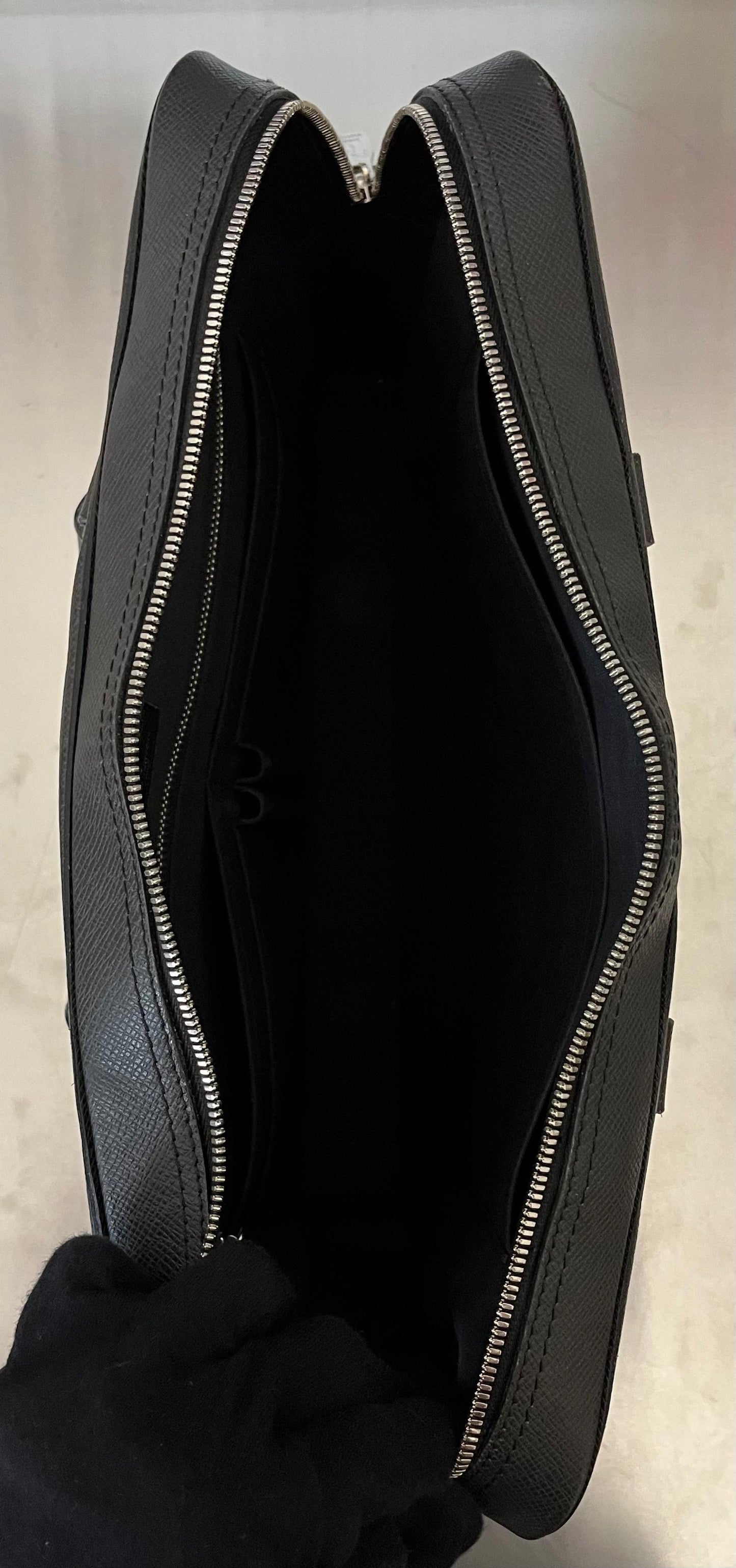 Louis Vuitton Porte Documents Taiga